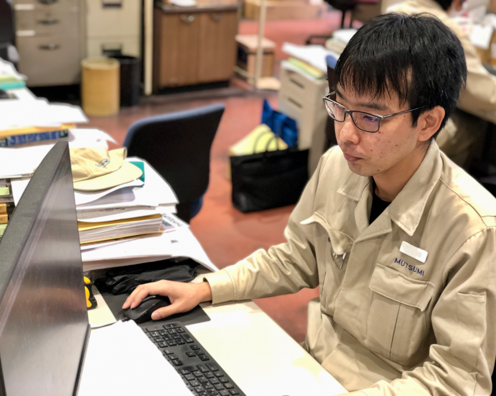 設計画面を見ながら相談する社員
