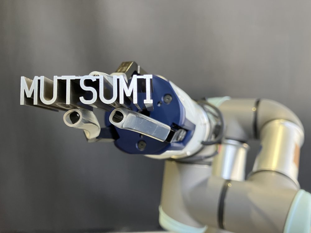 部品をつかむ協働ロボットのハンド