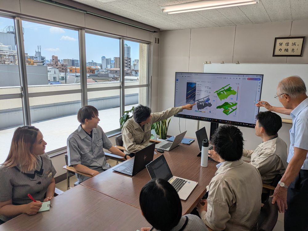 3Dデータを見ながら工程を検討する社員