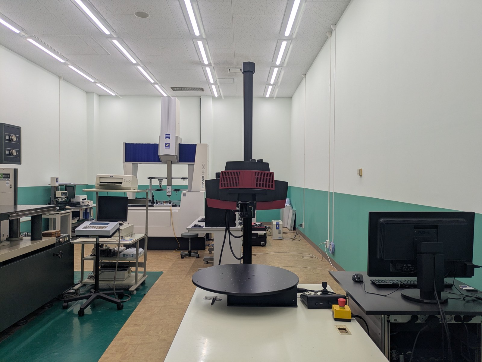 三次元測定機を備えた検査室