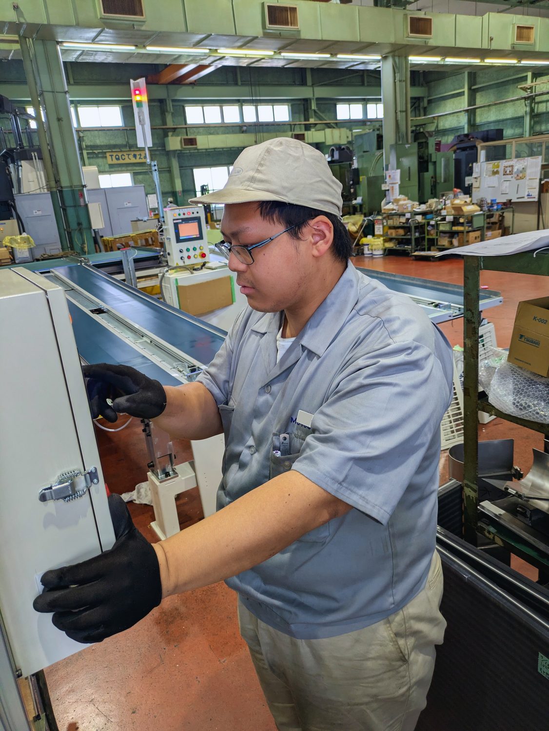 設備の調整作業をする組立担当の社員